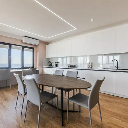 The Crown Seaview By Ps Apartment